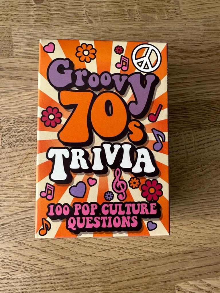 Groovy 70's Trivia - Engels spel met 100 popcultuurvragen, Verzamelen, Speelkaarten, Jokers en Kwartetten, Ophalen of Verzenden