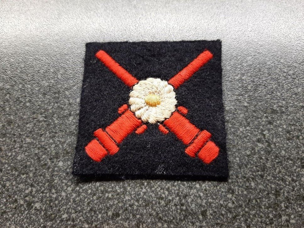 Matroos  Koopvaardij  - Kanonnier / vanaf 1940  - 45 x 45 mm, Verzamelen, Ophalen of Verzenden, Nederland, Embleem of Badge