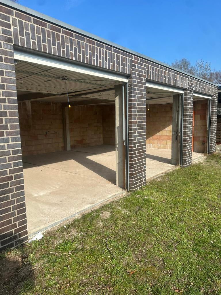 Grote garage 3 boxen zonder tussenschot +caravan staanplaats