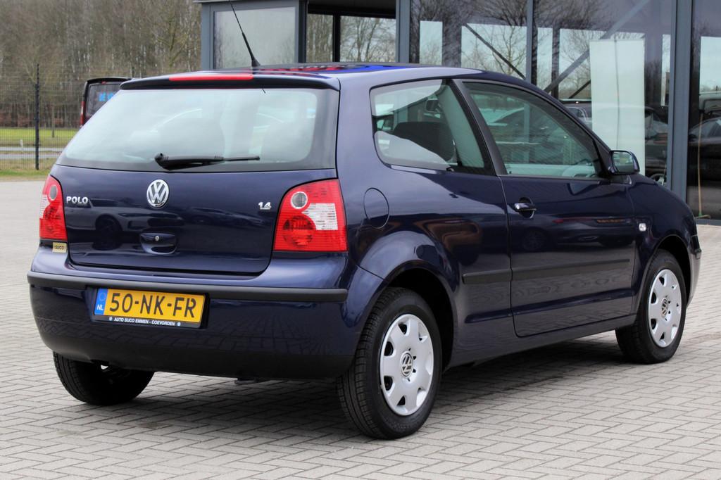 Volkswagen Polo 1.4-16V Comfortline 370km! NL-auto! 1e eig.!, Stof, Zwart, Metallic lak, Blauw