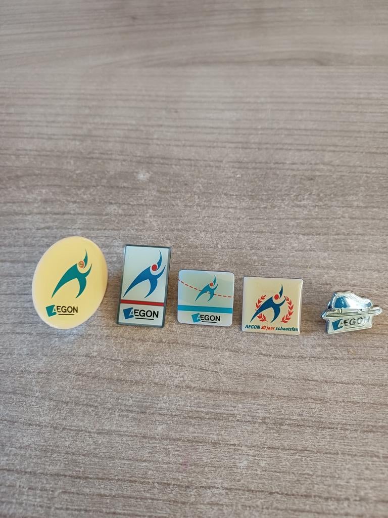 Set van 5 Aegon speldjes , schaatsen, Verzamelen, Ophalen of Verzenden, Gebruikt, Sport, Speldje of Pin