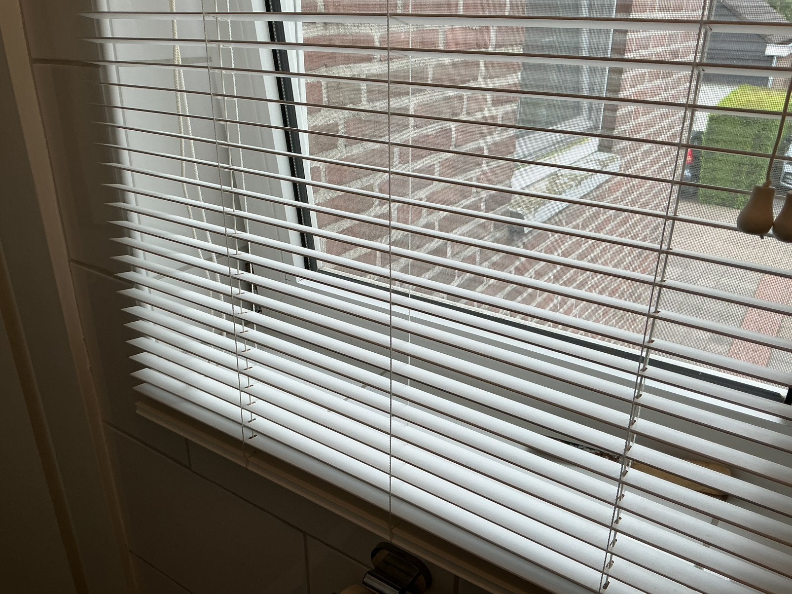 Wit houten luxaflex, Ophalen, Zo goed als nieuw, Wit, 50 tot 100 cm