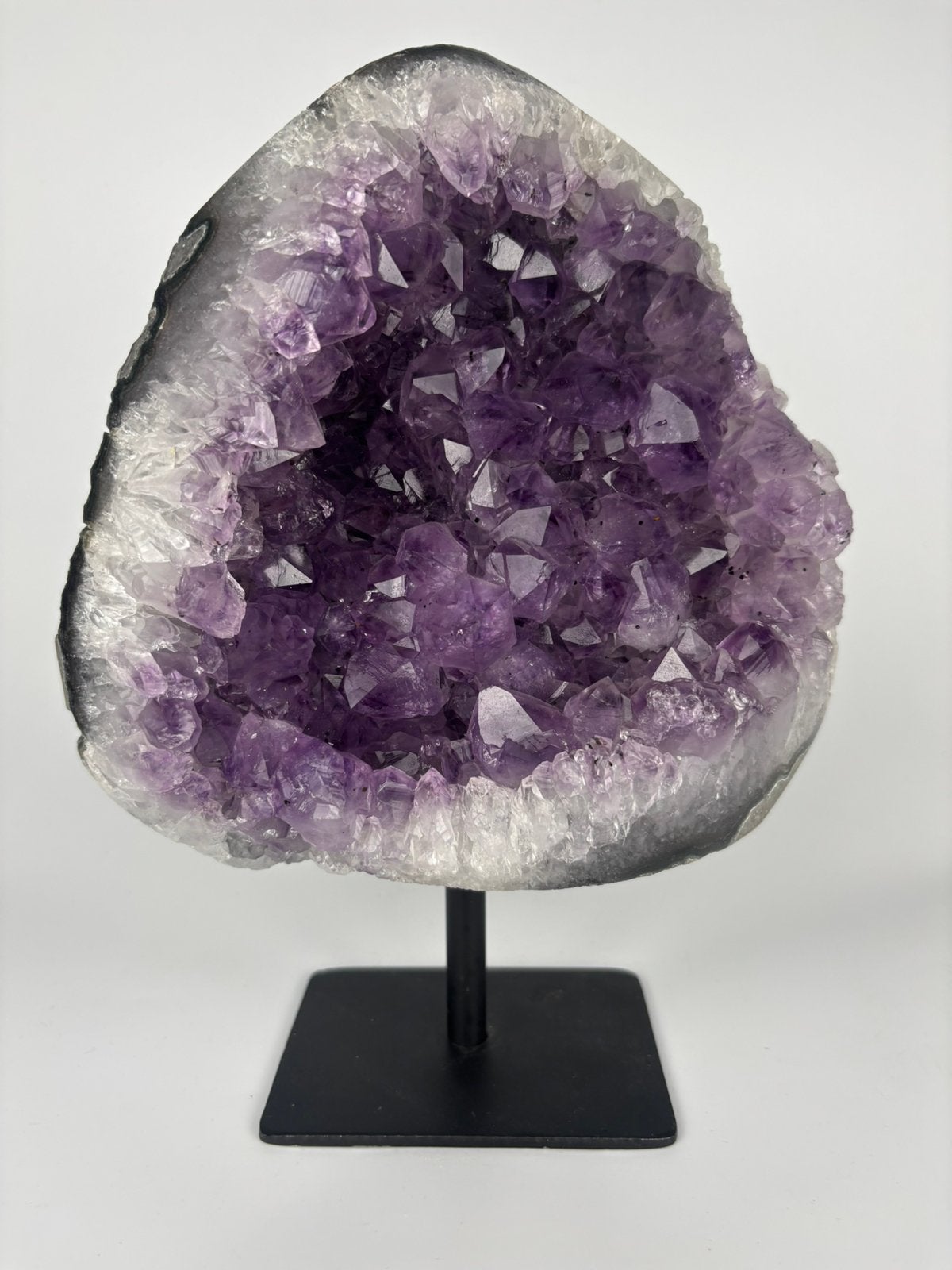 Amethist geode op standaard, Ophalen of Verzenden, Mineraal
