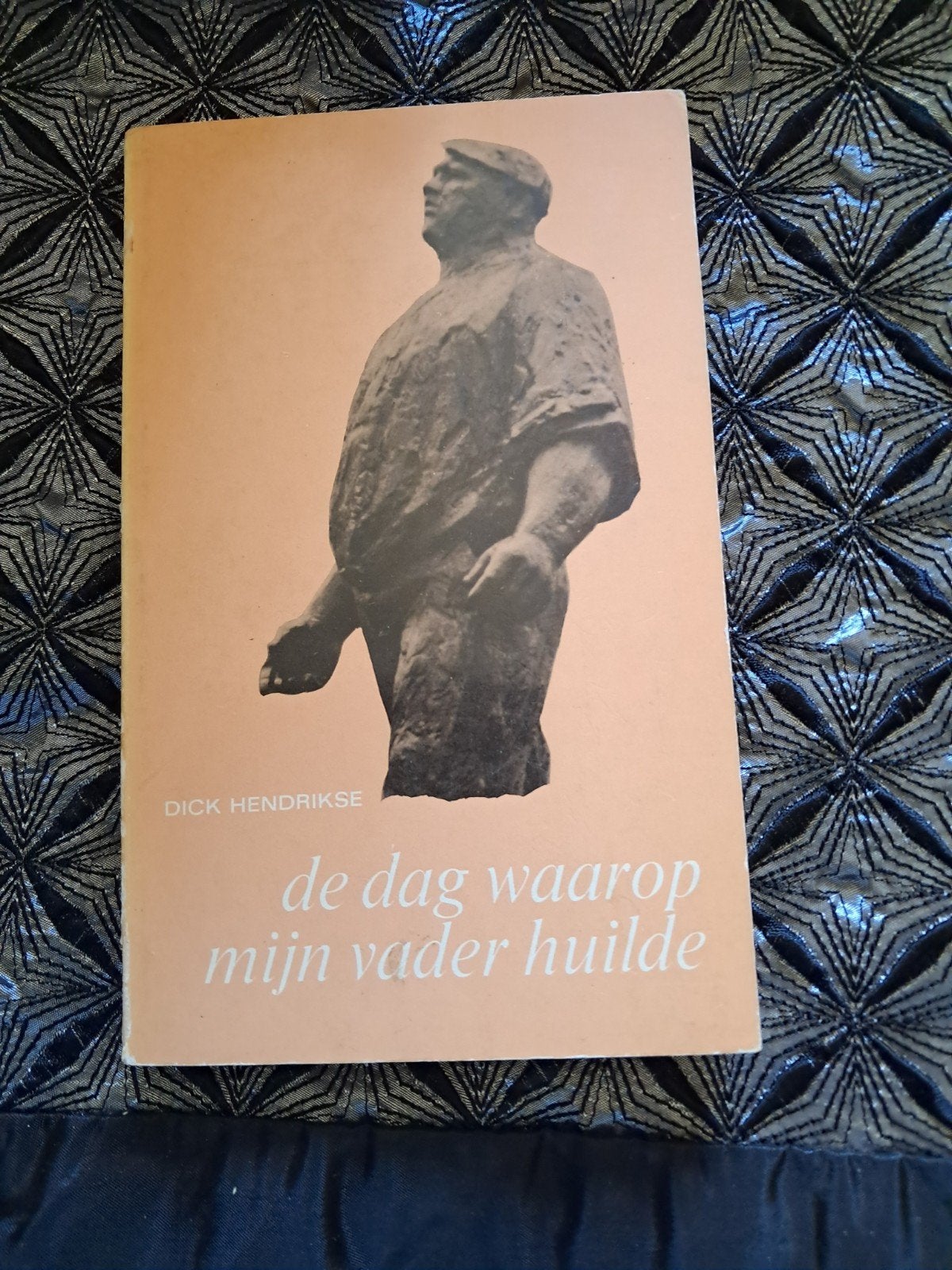 Oorlogsboek: De dag waarop mijn vader huilde, Boeken, Dick Hendrikse, Ophalen of Verzenden, Algemeen, Tweede Wereldoorlog