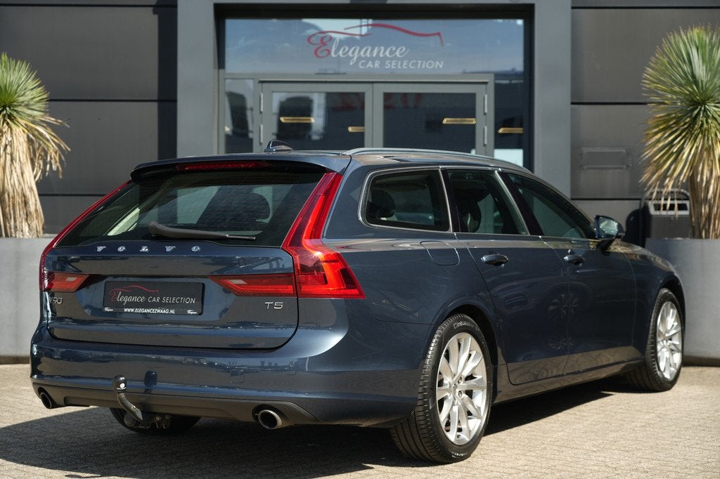 Volvo V90 2.0 T5 Momentum 255pk Panoramdak/Trekhaak/Navigati, Auto's, Volvo, 15 km/l, 4 cilinders, 1969 cc, Blauw