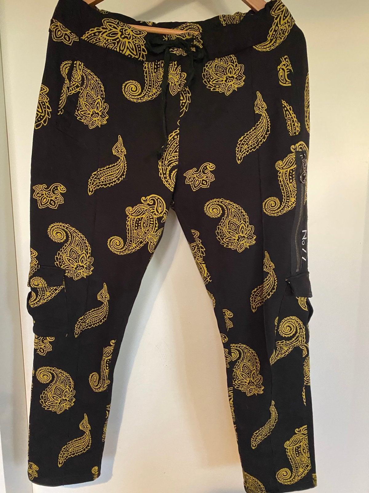 Zachte broek, joger Zoso. Maat M. Zwart met geel, Ophalen of Verzenden, Maat 38/40 (M), Zwart, Lang