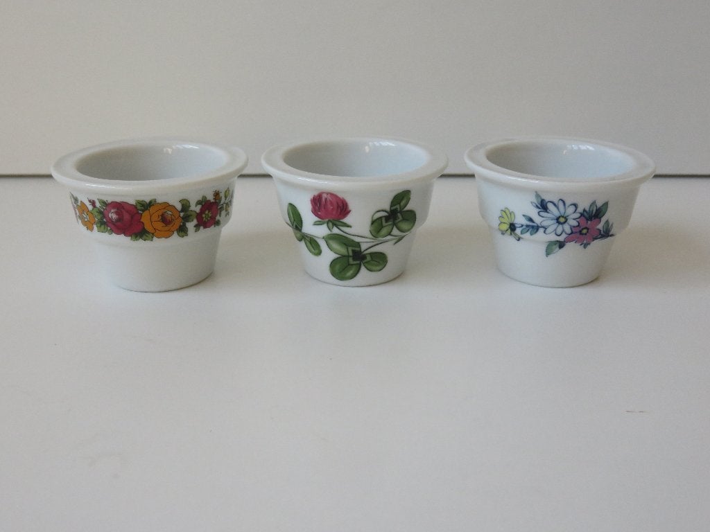 3 vintage witte porseleinen eierdopjes met bloemen, Huis en Inrichting, Keuken | Servies, Overige typen, Ophalen of Verzenden