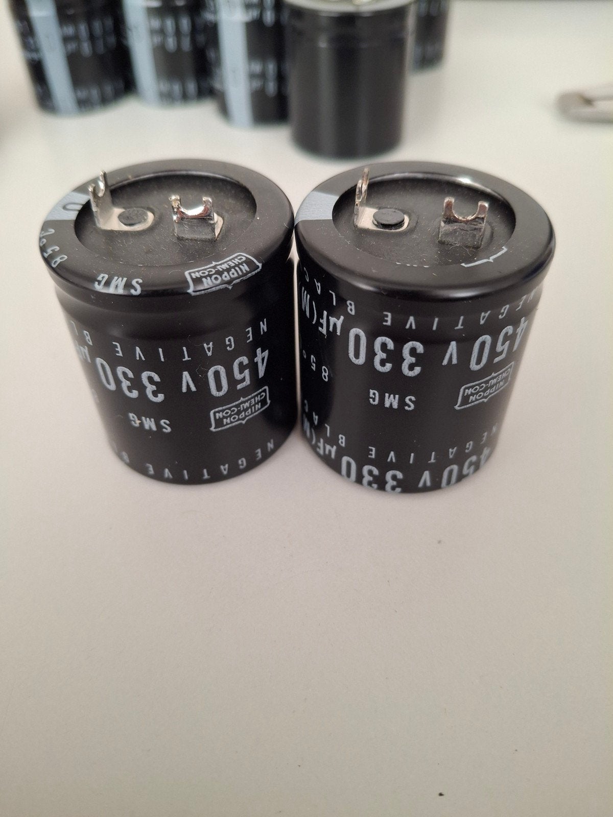 2x Nippon 450V 330uF Elektrolytische Condensator, Ophalen of Verzenden, Zo goed als nieuw