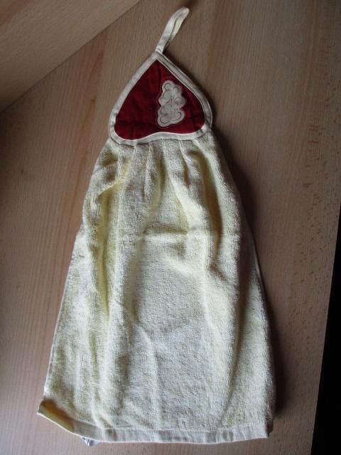Disney Mickey Mouse keukenhanddoek  53cm  geel/rood, Ophalen of Verzenden, Overige figuren, Zo goed als nieuw, Beeldje of Figuurtje