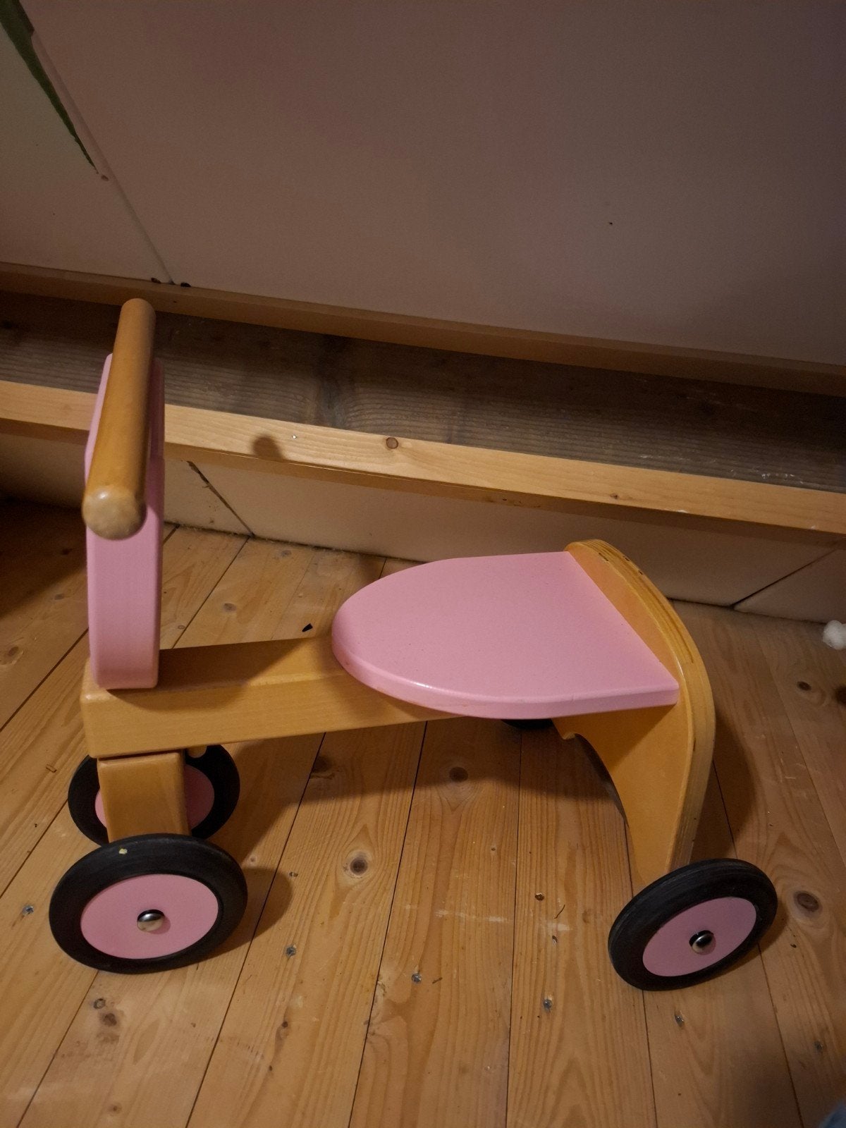 Houten loopfietsje roze met hartje, Ophalen of Verzenden, Gebruikt, Loopfiets