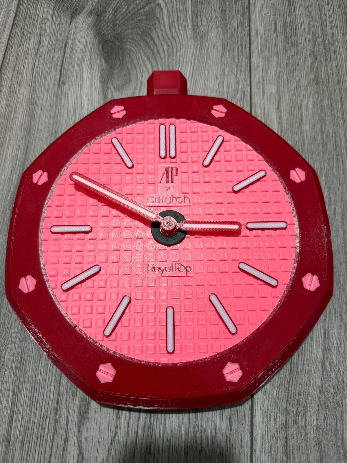Swatch AP Wandklok Royal Pop “Otto Rosso” incl verzending, Huis en Inrichting, Verzenden, Nieuw, Wandklok