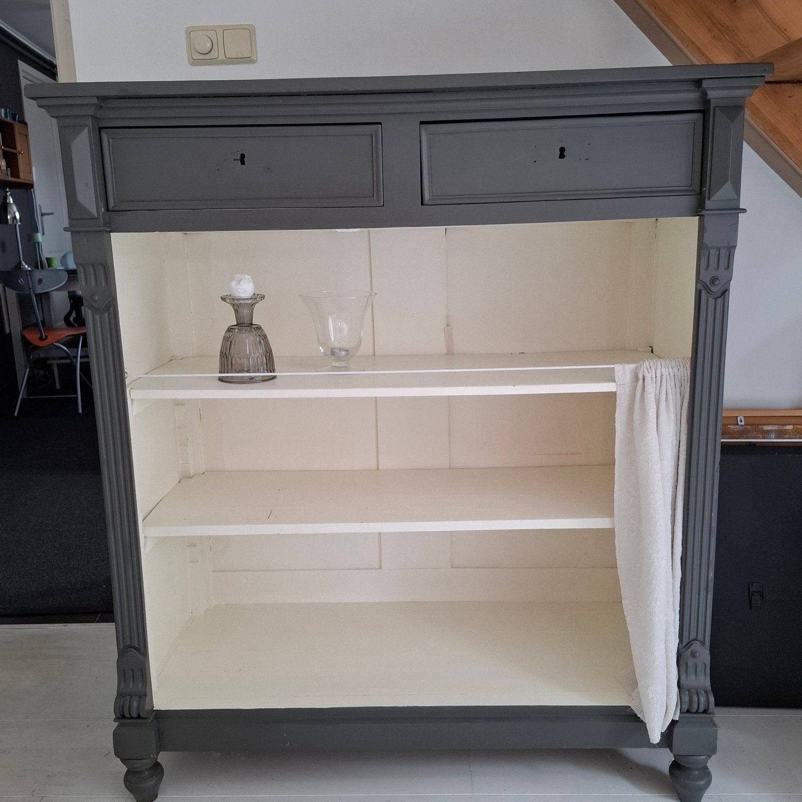 Vintage meidenkast in landelijke stijl h129 x b114 x d48, Antiek en Kunst, Ophalen