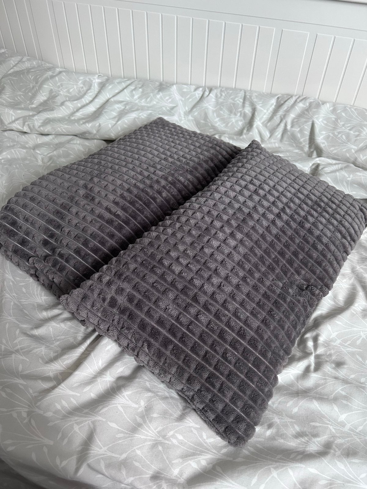 2 X JYSK Kussenhoezen en Binnenkussens - Grijs, 30x50 cm, Huis en Inrichting, Woonaccessoires | Kussens, Ophalen, Gebruikt, Afneembare hoes