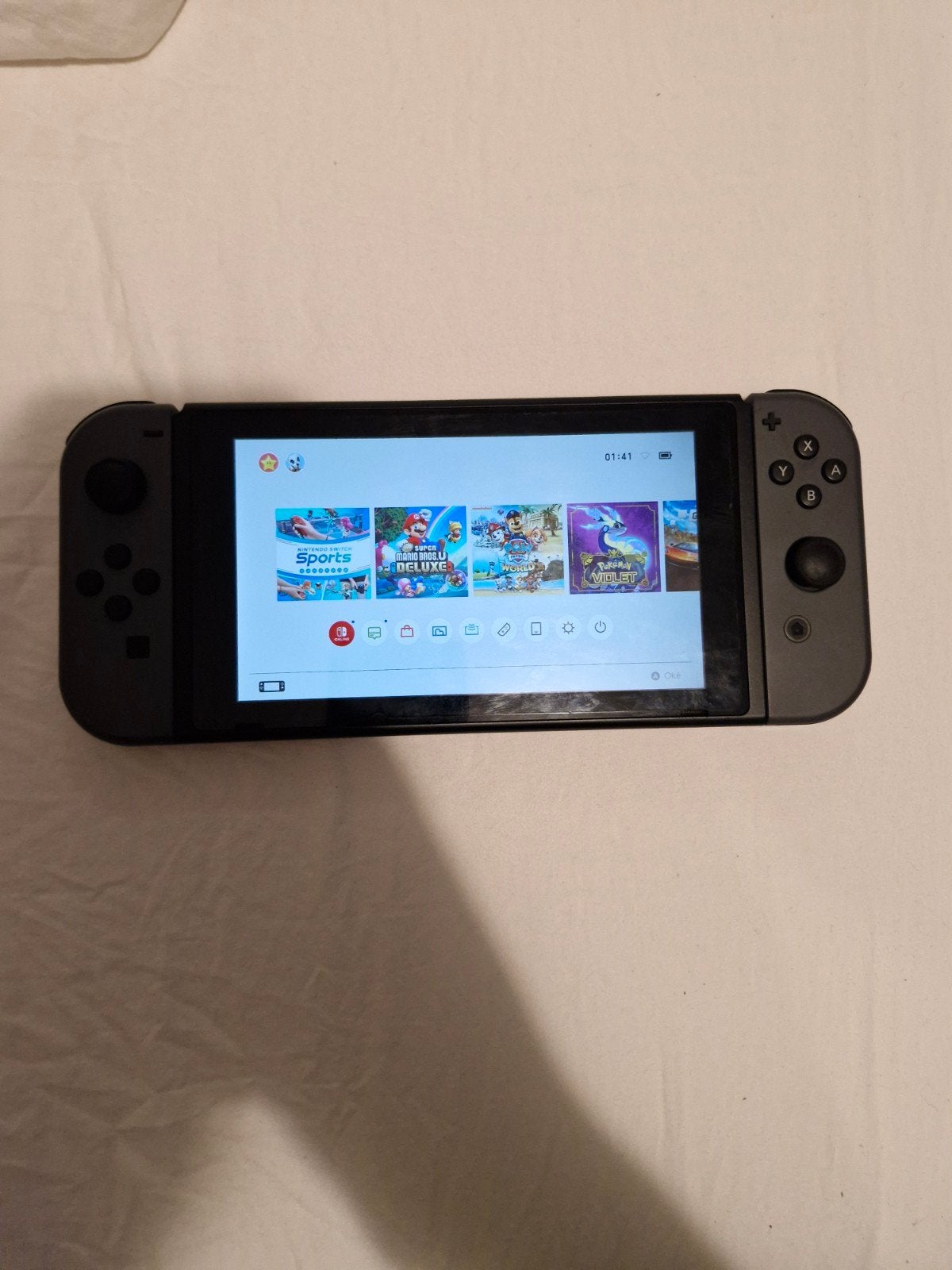 Nintendo Switch V1 - met 2 cases pokemon en nintendo, Spelcomputers en Games, Ophalen of Verzenden