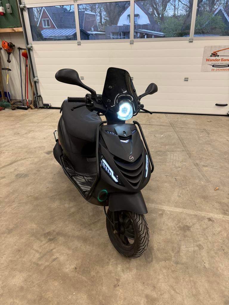 Zip 70cc 2 takt brom, Fietsen en Brommers, Scooters | Piaggio, Ophalen, Tweetakt, Maximaal 45 km/u, Zip