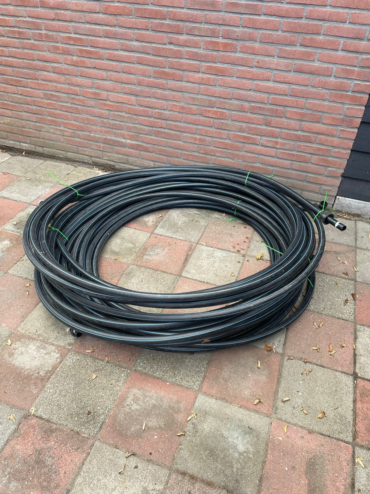 Zwarte PE-buis met bochten en koppelingen, Ophalen, Gebruikt