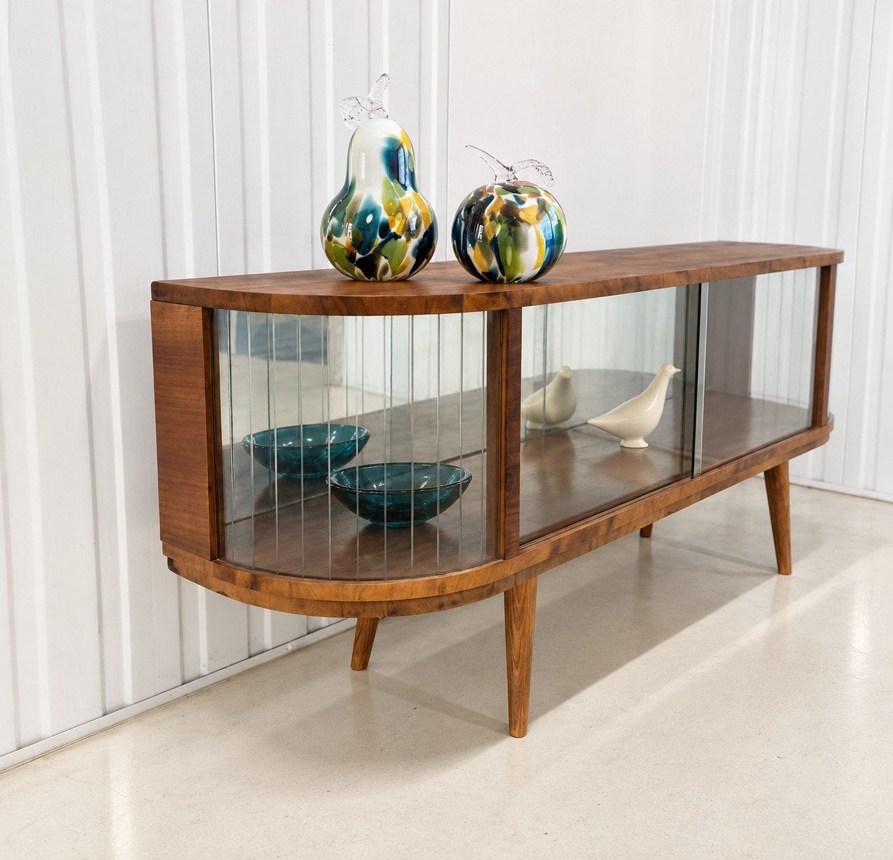 Unieke vintage set – vitrinekast & Krosno glaskunst |