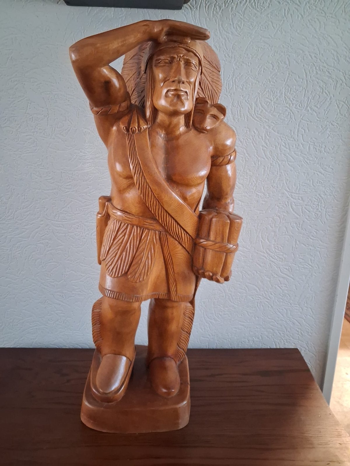 Houten beeld van Indiaan met adelaar, Handgemaakt, Beeld, Hout, Bruin