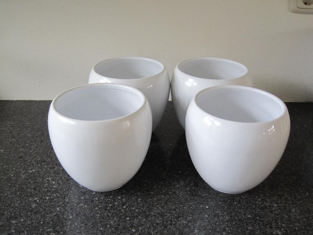 4 Nieuwe Glanzend Witte Bloempotten - Hoogte 15 cm, Antiek en Kunst, Ophalen of Verzenden