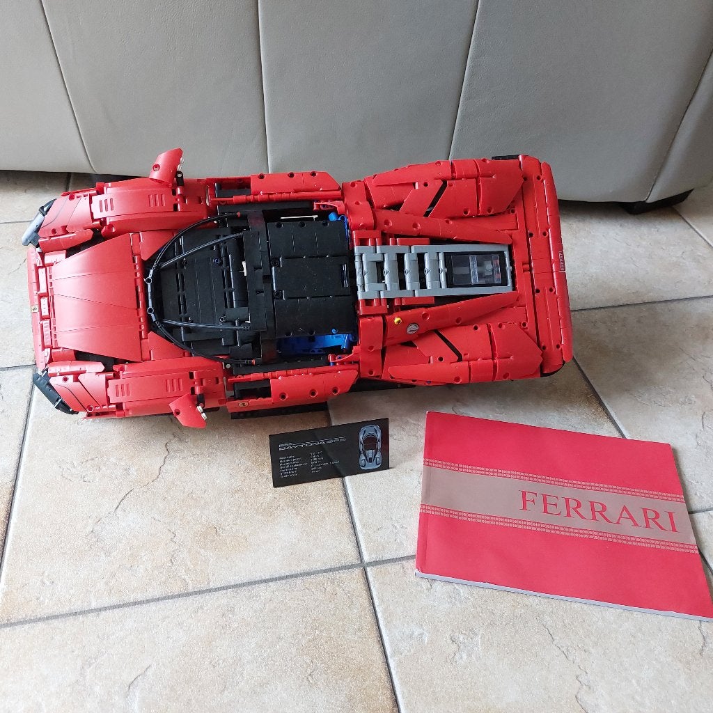 Ferrari Daytona SP3 met standaard / display, Ophalen, Zo goed als nieuw, Overige merken