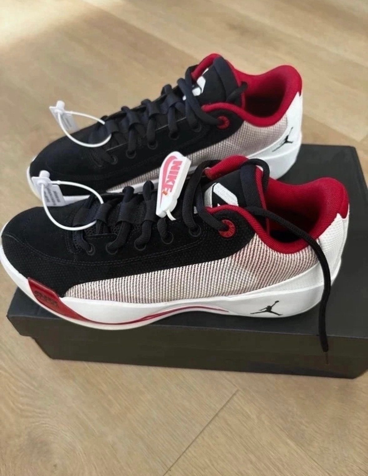Jordan Luka .77 PF Sneakers - Zwart, Rood, Wit (NIEUW, 42.5), Kleding | Heren, Zwart, Nieuw, Ophalen of Verzenden, Sneakers of Gympen