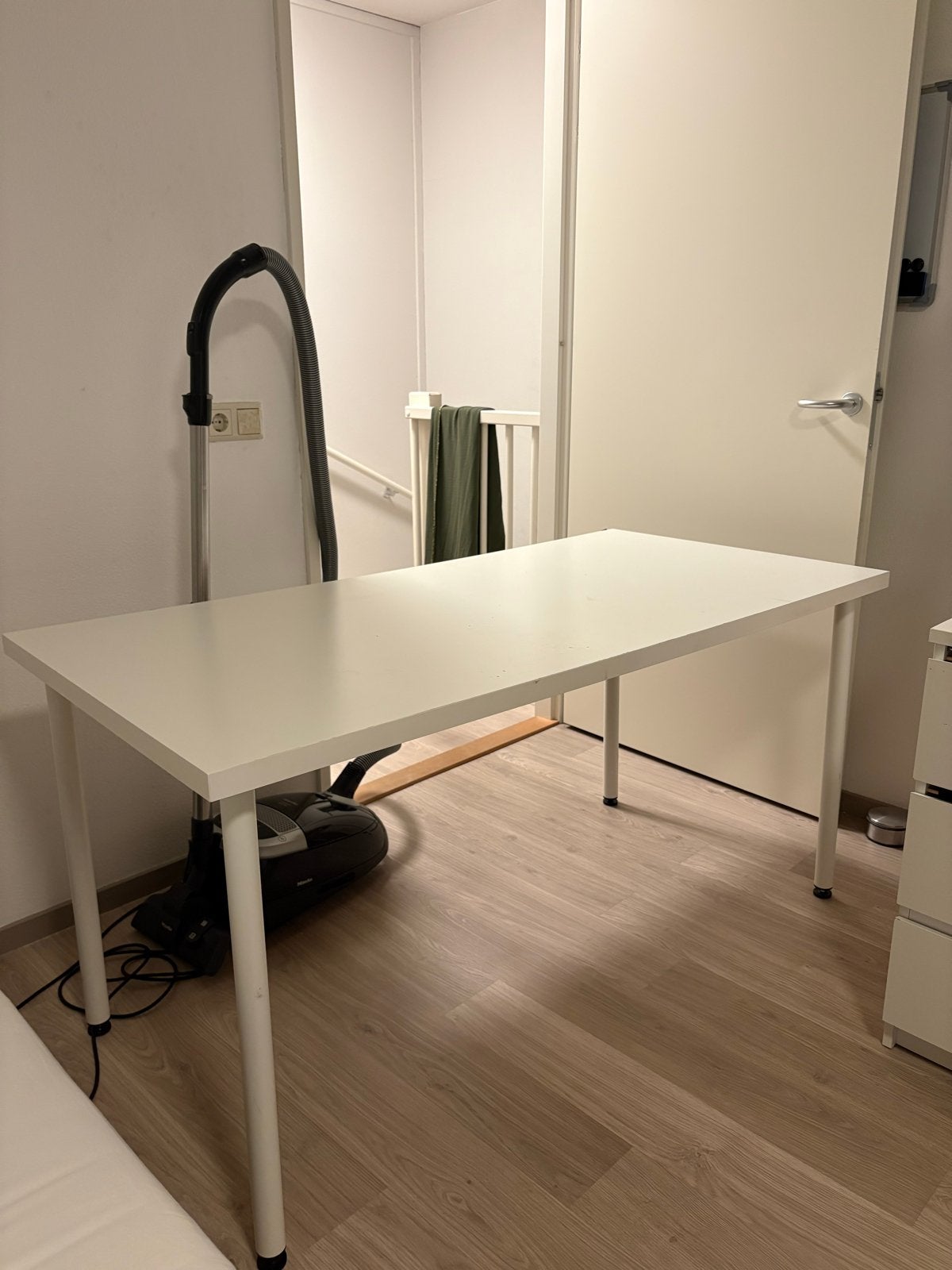 Witte bureau - IKEA, Huis en Inrichting, Ophalen, Gebruikt