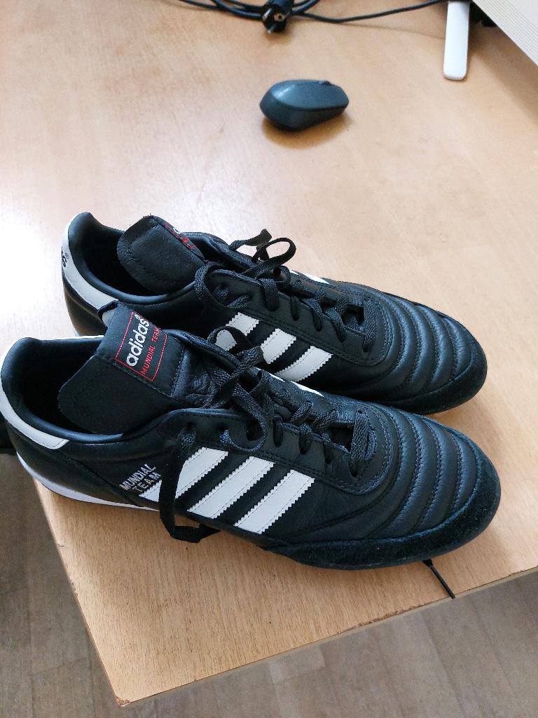 Adidas mundial team tf voetbalschoenen 2x gedragen., Sport en Fitness, Voetbal, Schoenen, Zo goed als nieuw, Maat M, Ophalen of Verzenden