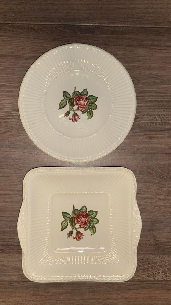 Duo de Plats Wedgwood - Collection "Moss Rose", Ophalen of Verzenden