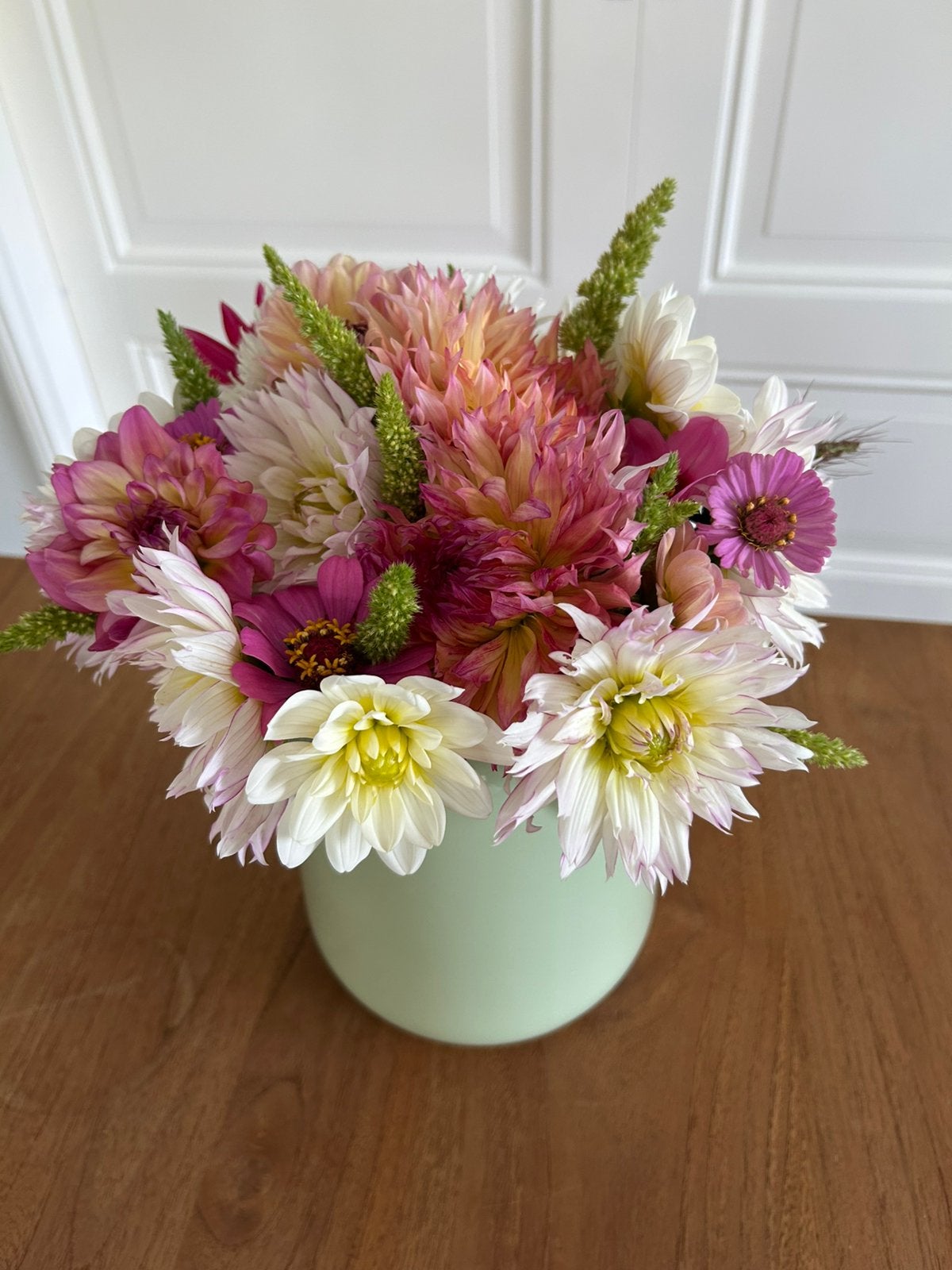Mooie bos dahlia’s - inclusief nieuwe vaas - + klein kaartje, Huis en Inrichting, Ophalen, Nieuw, Boeket