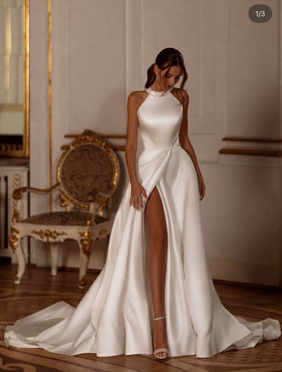 Elegante Trouwjurk met Hoge Split en Strikdetail. NIEUW, Kleding | Dames, Ophalen of Verzenden, Zo goed als nieuw, Wit, Trouwjurk