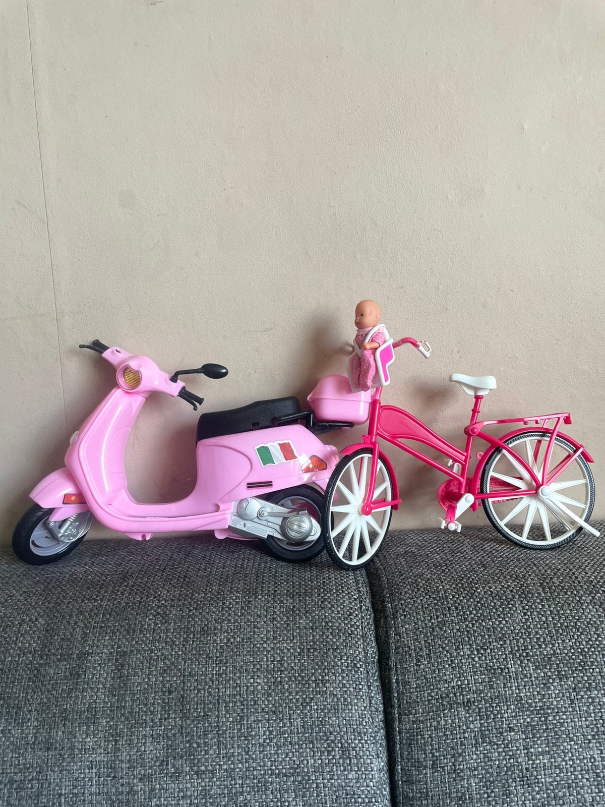 Barbiepop fiets en scooter, Ophalen of Verzenden, Zo goed als nieuw