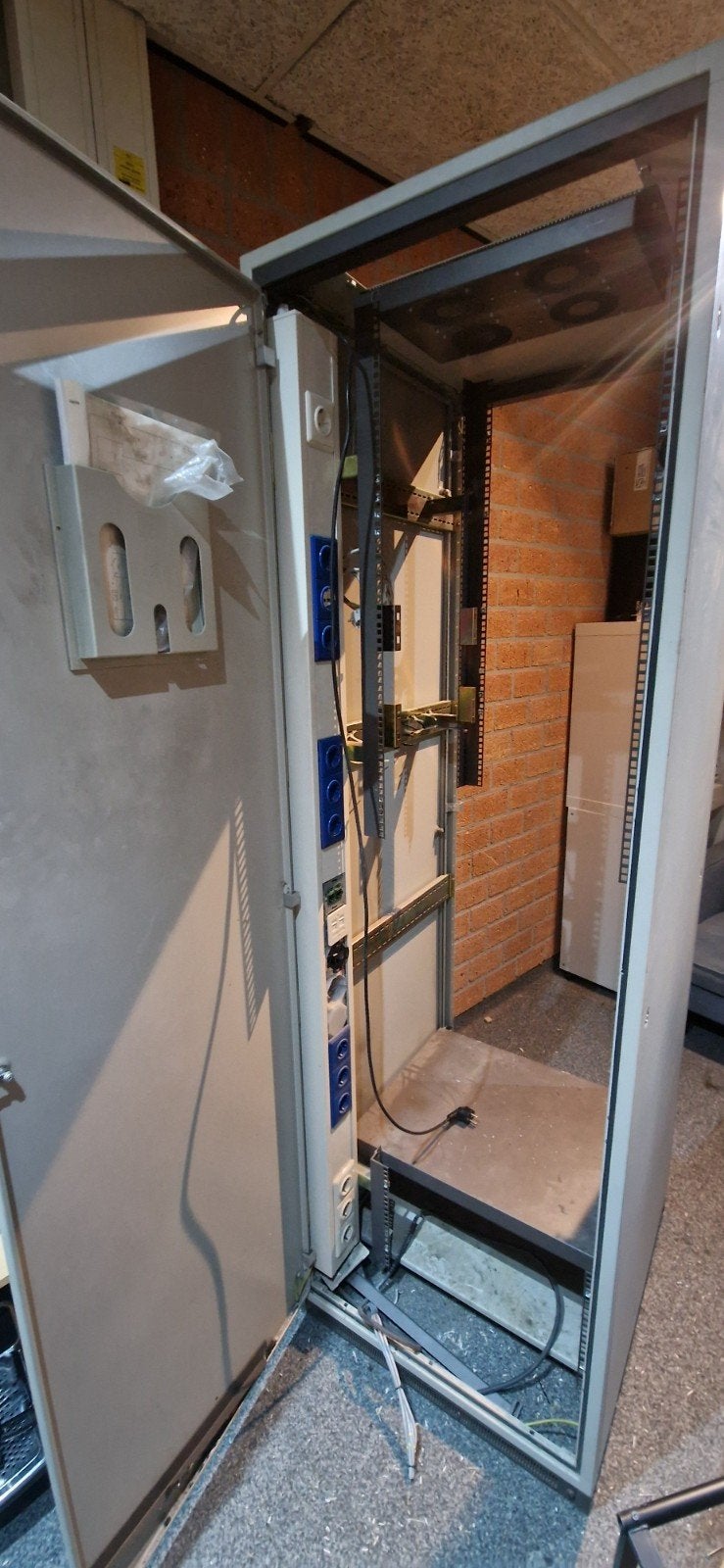 Grote Serverkast / Patchkast - Gebruikt, Computers en Software, Serverkasten, Gebruikt, Geperforeerd, Plaatstaal, Ophalen