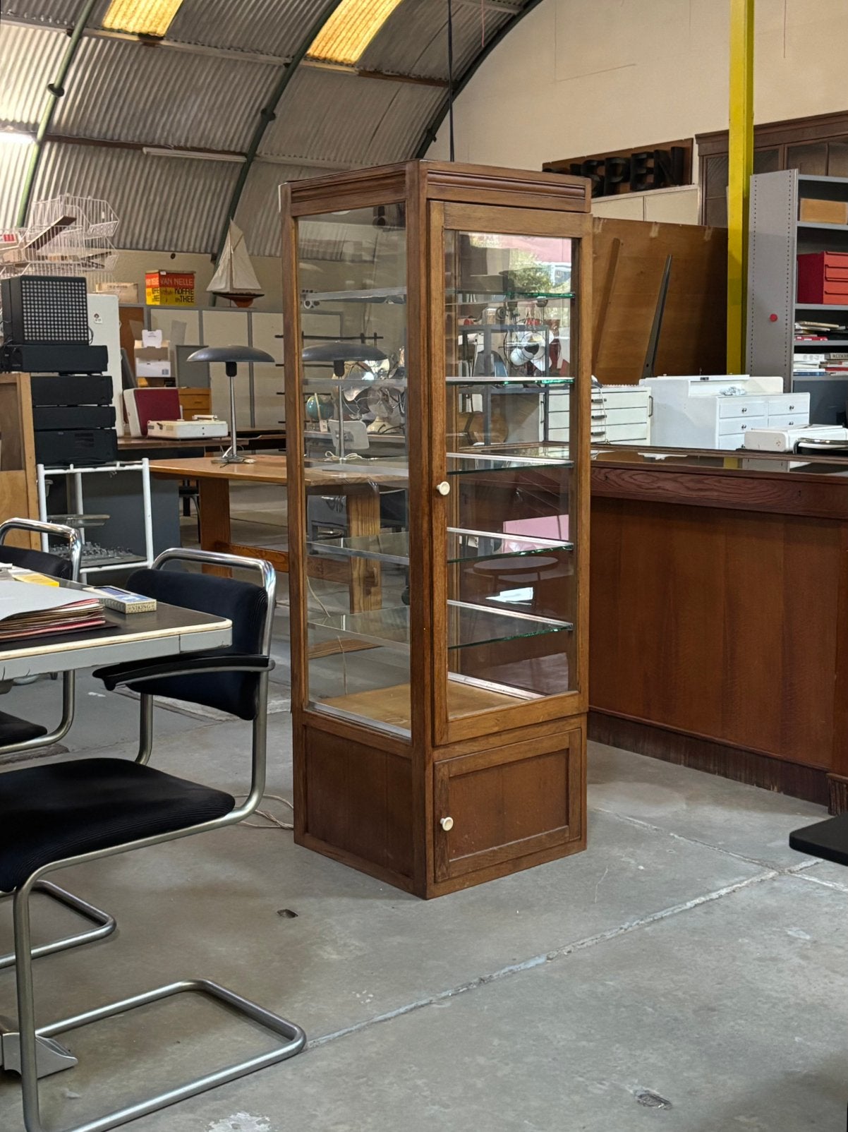 Vintage bakkersvitrine, Ophalen