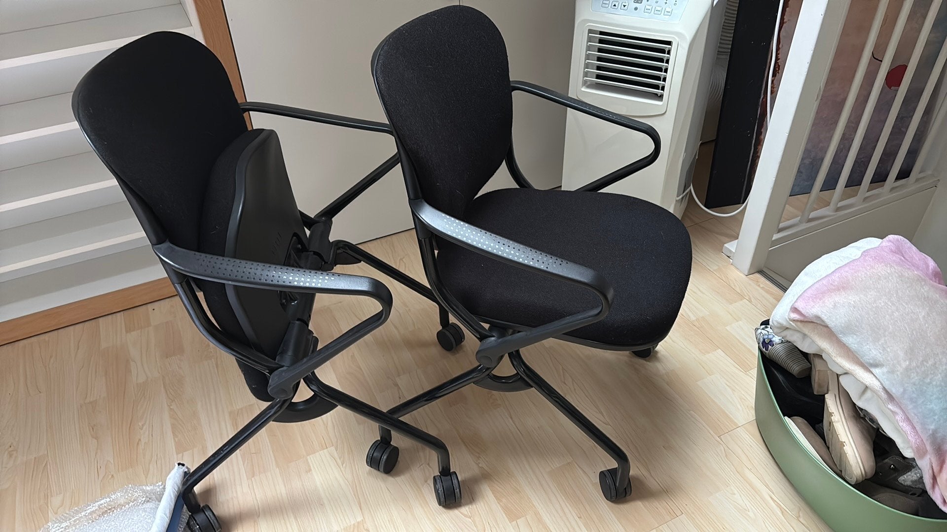 3 nette klapstoelen met wieltjes, Huis en Inrichting, Ophalen, Zo goed als nieuw, Zwart