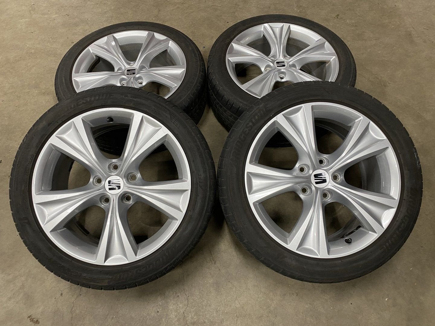 Diversen 17 inch originele velgen + zomerbanden Seat Leon, Gebruikt, -, -, Banden en Velgen