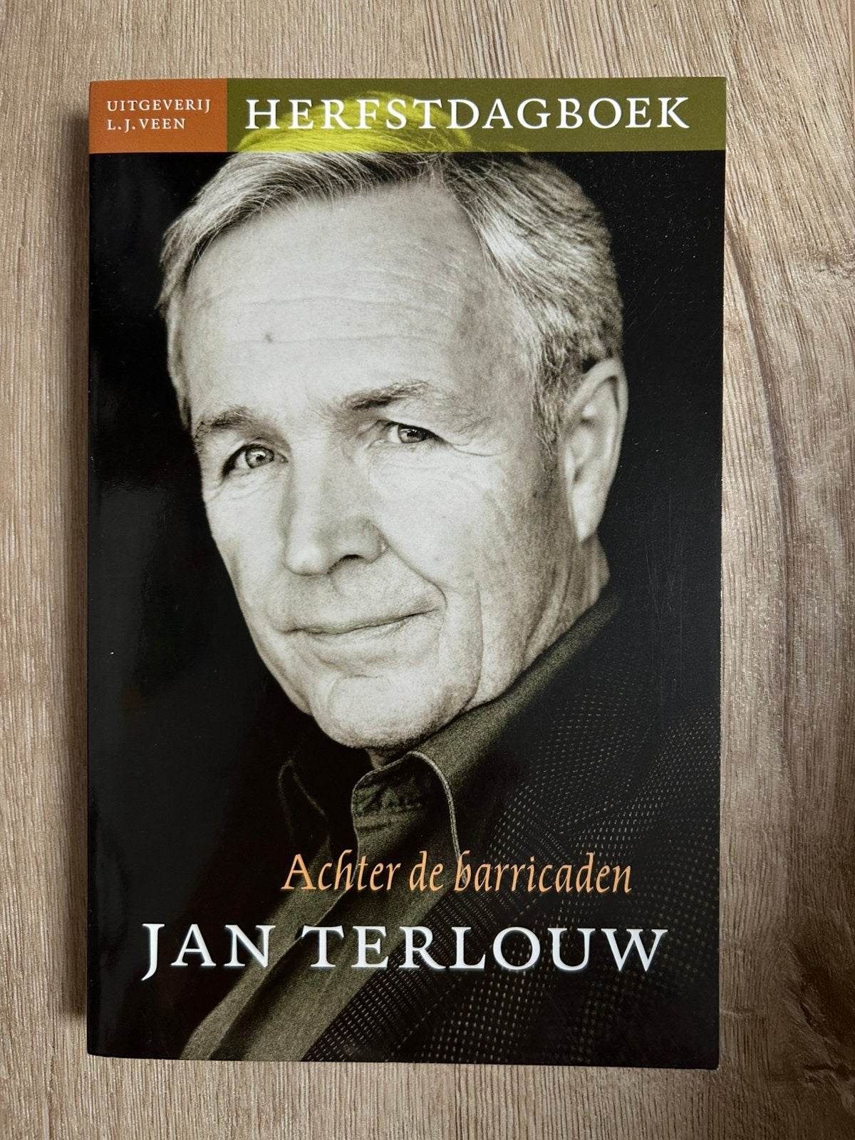 Achter de barricaden van Jan Terlouw, Ophalen of Verzenden, Zo goed als nieuw