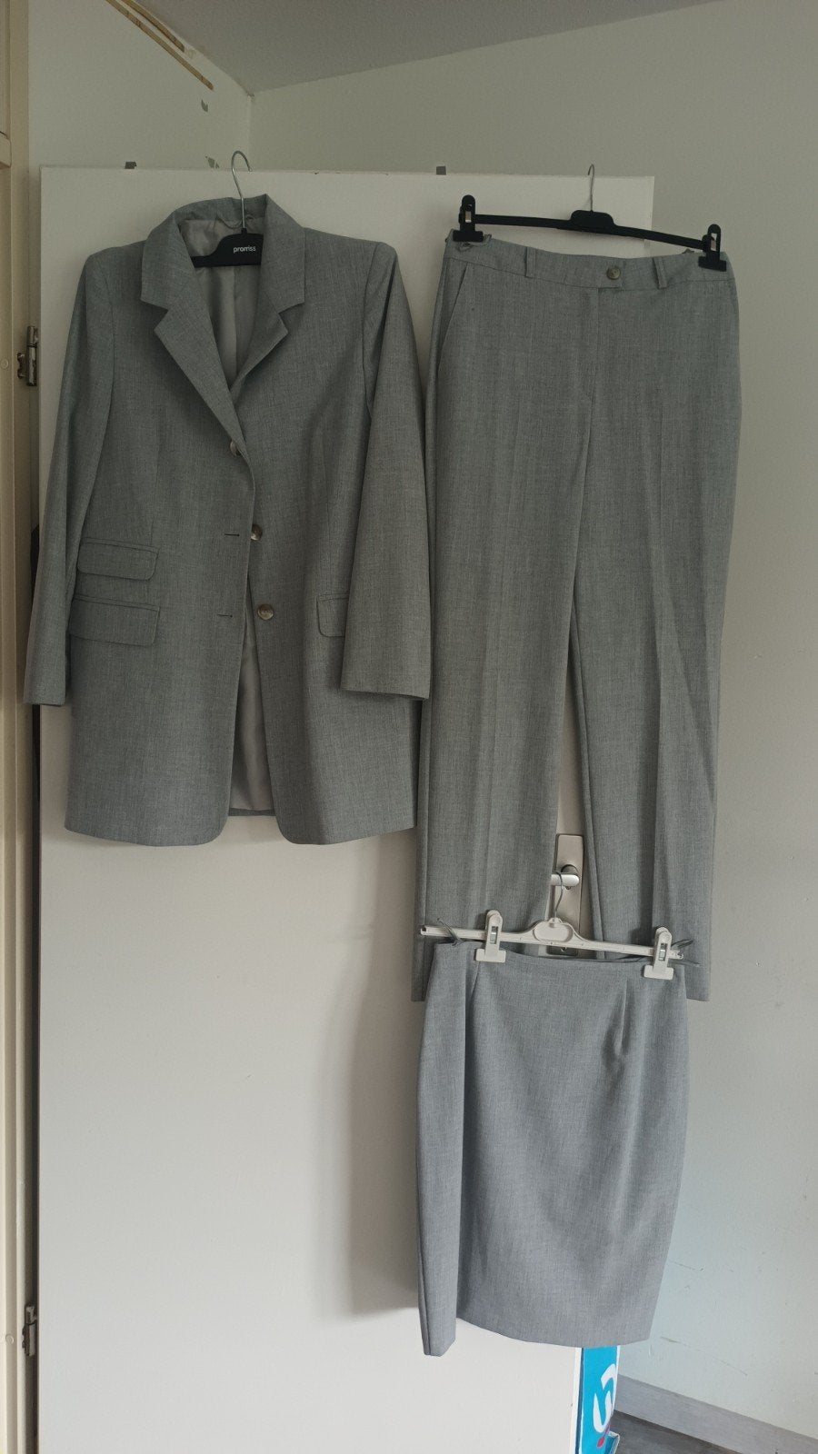 Stijlvol Grijs Dames Kostuum - Jasje, Broek & Rok Maat 40, Kleding | Dames, Jasjes, Kostuums en Pakken, Maat 38/40 (M), Promiss
