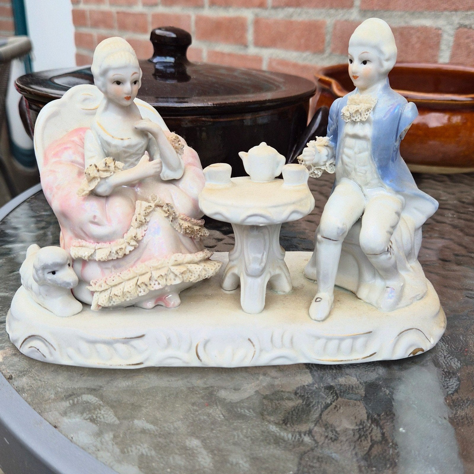 Vintage porseleinen beeldje - man en vrouw aan tafel, Antiek en Kunst, Ophalen