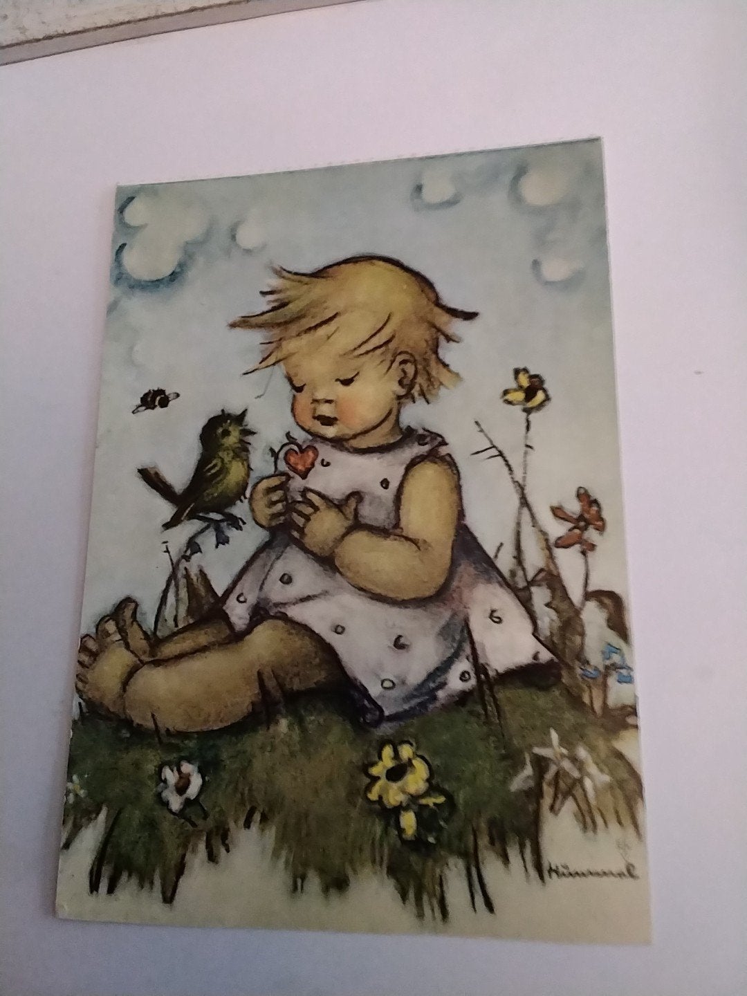 Vintage M.I. Hummel Ansichtkaart - Meisje met Rood Bloesem, Ophalen of Verzenden