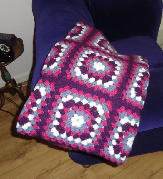 Deken Plaid Gehaakt paars roze wit granny squares, Verzenden, Acryl, Nieuw, Handgemaakt