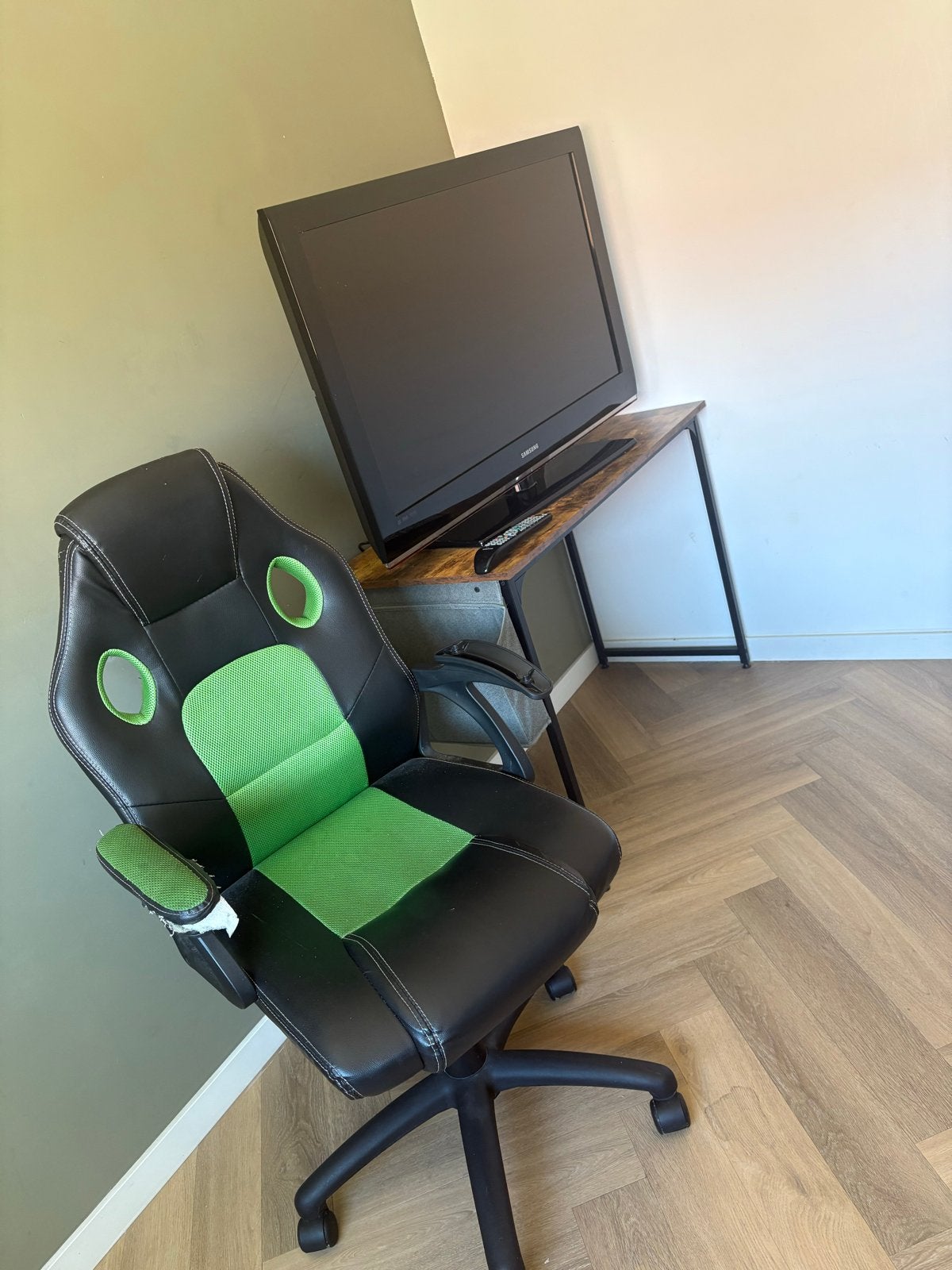 Gaming stoel met bureau en tv - Samen in 1 koop, Kunststof, Gebruikt, Zwart, Ophalen of Verzenden