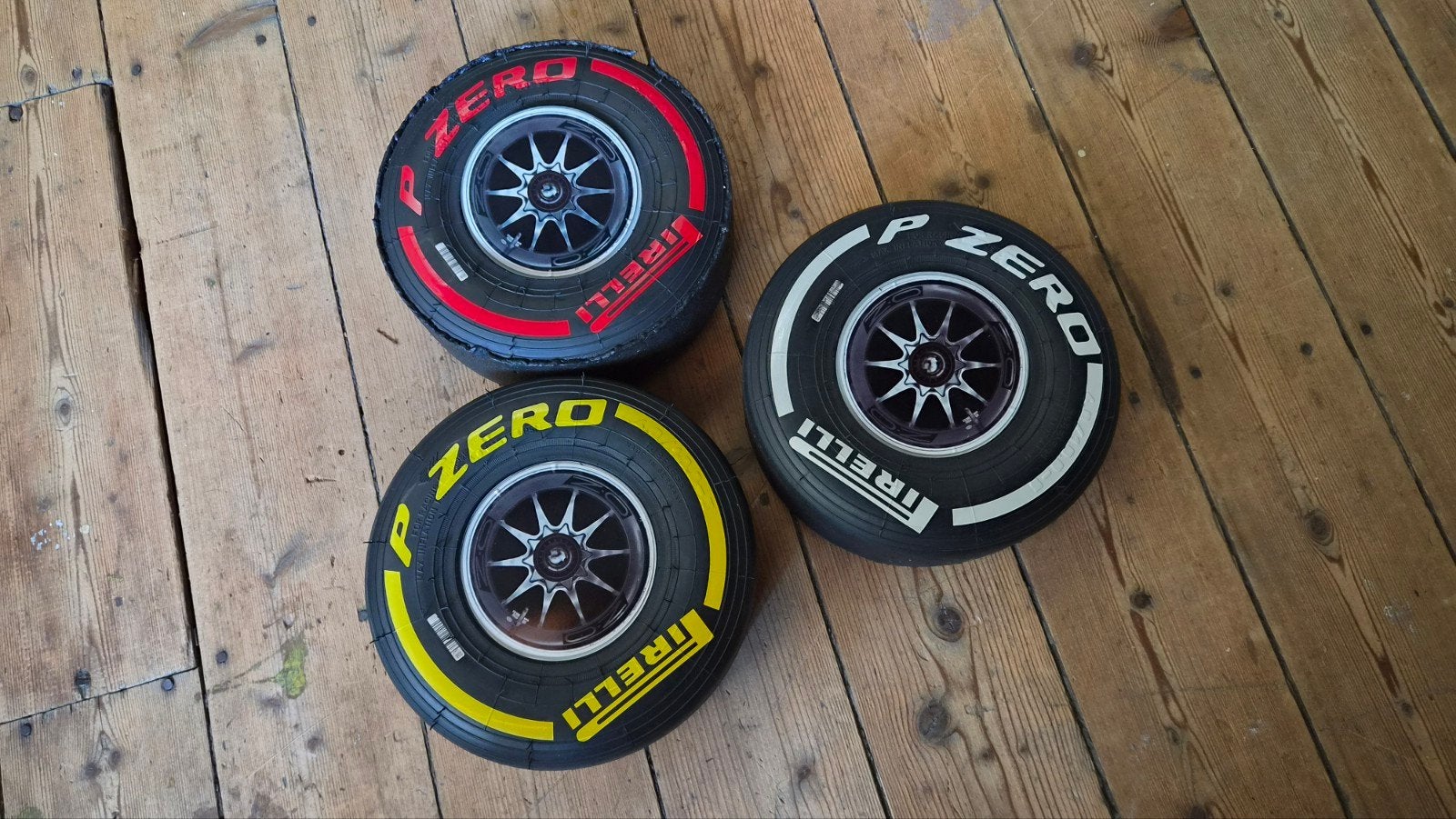 F1 Pirelli banden van cart voor de mancave, Ophalen, Zo goed als nieuw