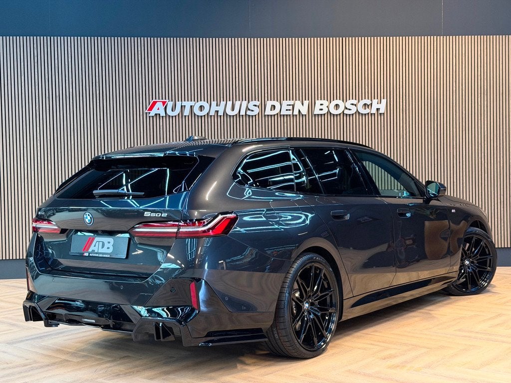 BMW 5-serie Touring 550e xDrive 489PK M SPort Pro - Pano, Auto's, BMW, Automaat, Gebruikt, 2000 kg, Zwart