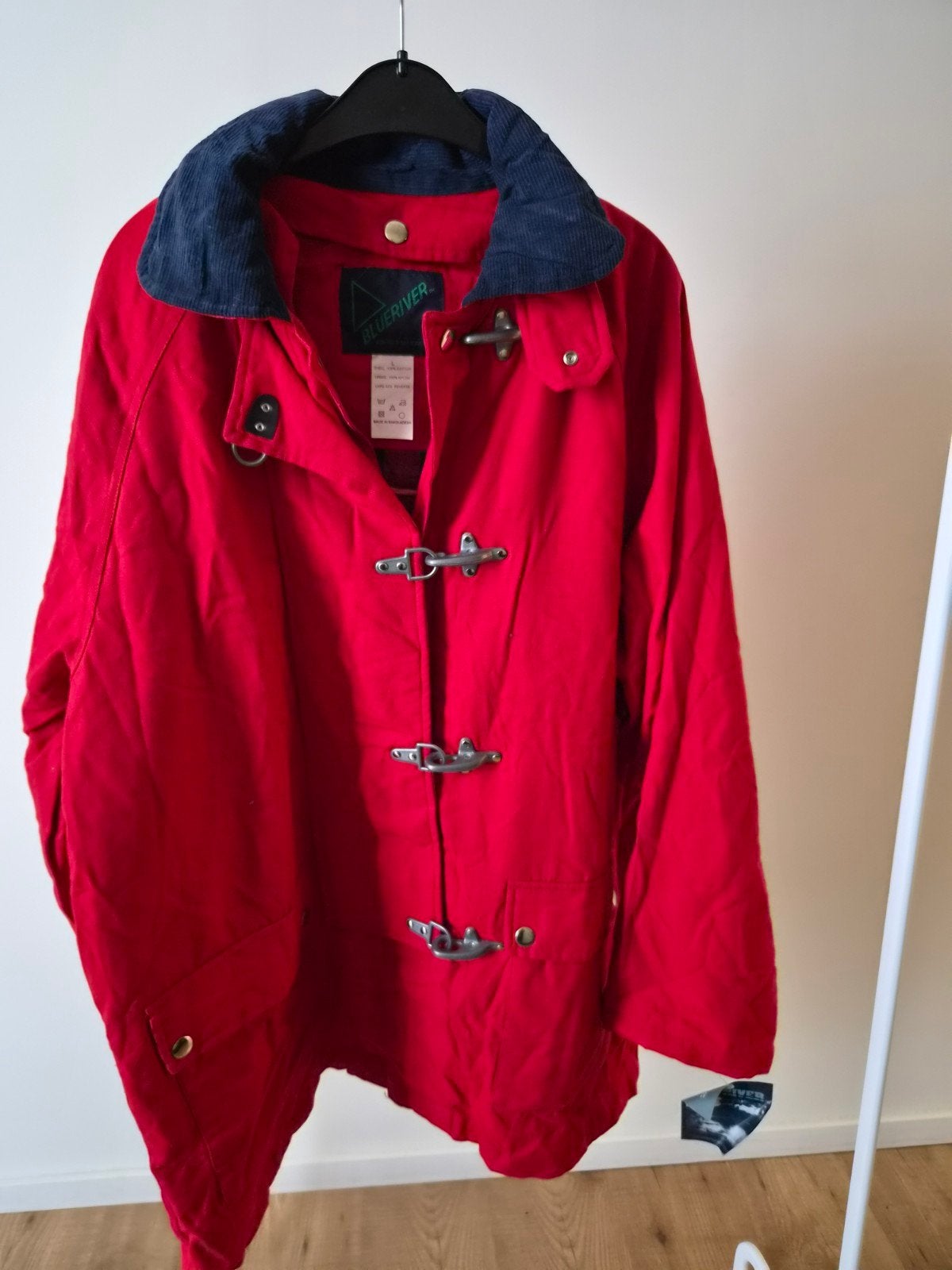 Blueriver rode jas met ruitvoering en toggle sluiting, Diversen, Onbekend, R.B.T. Design, Ophalen of Verzenden, Zo goed als nieuw