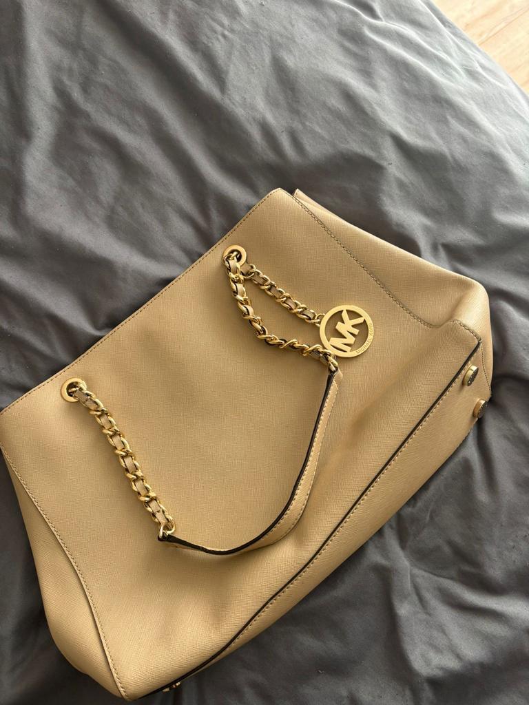Michael Kors Handtas Beige met Gouden Details, Ophalen of Verzenden, Zo goed als nieuw, Beige, Handtas