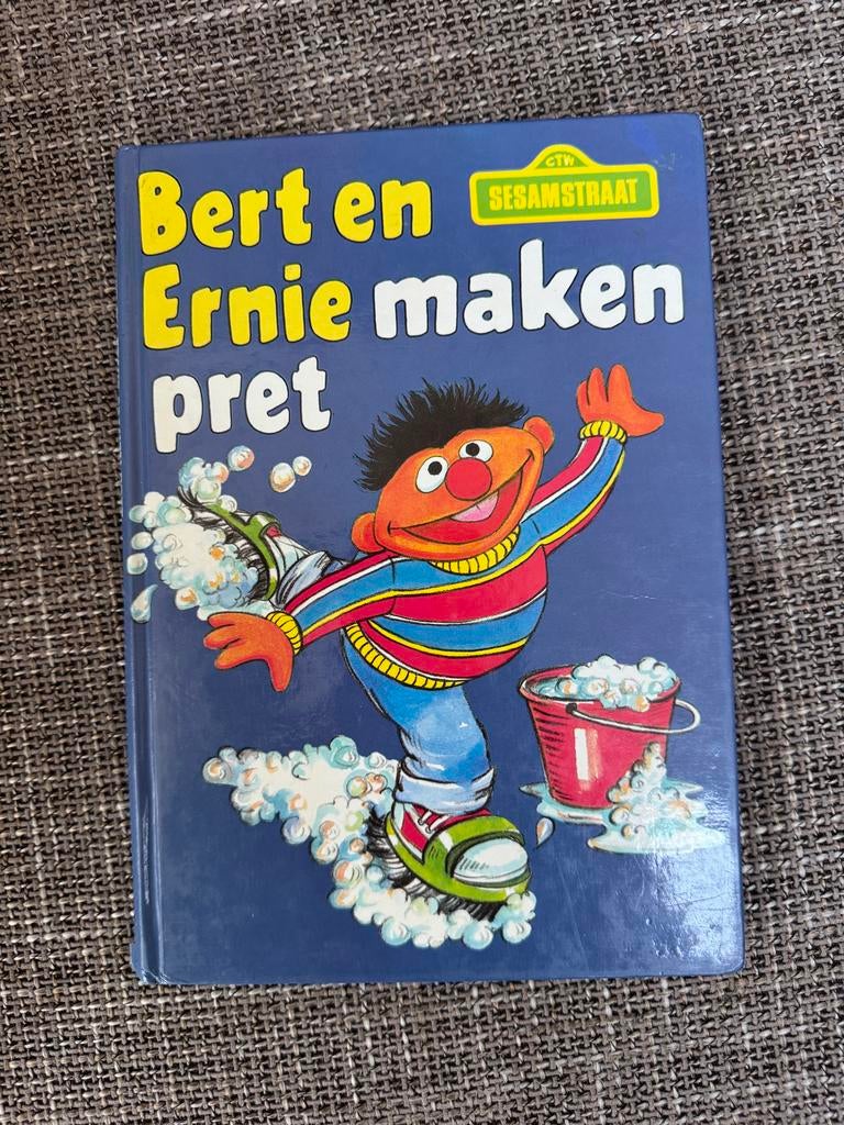 Bert en Ernie maken pret - Sesamstraat kinderboek, Ophalen of Verzenden, Gelezen, Fictie algemeen