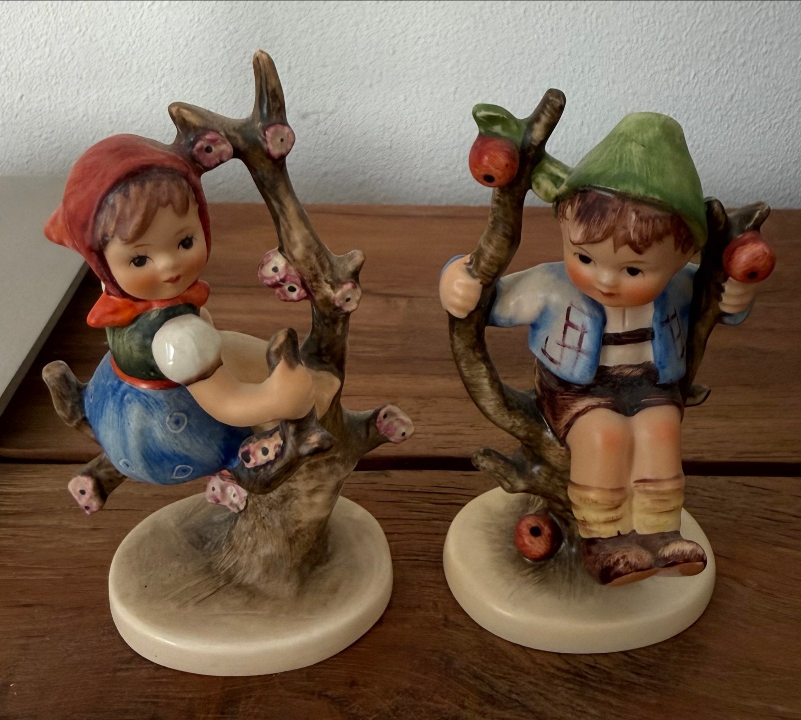 Hummel Beeldjes: Meisje (141) & Jongen (142) Appelboom, Ophalen of Verzenden, Gebruikt