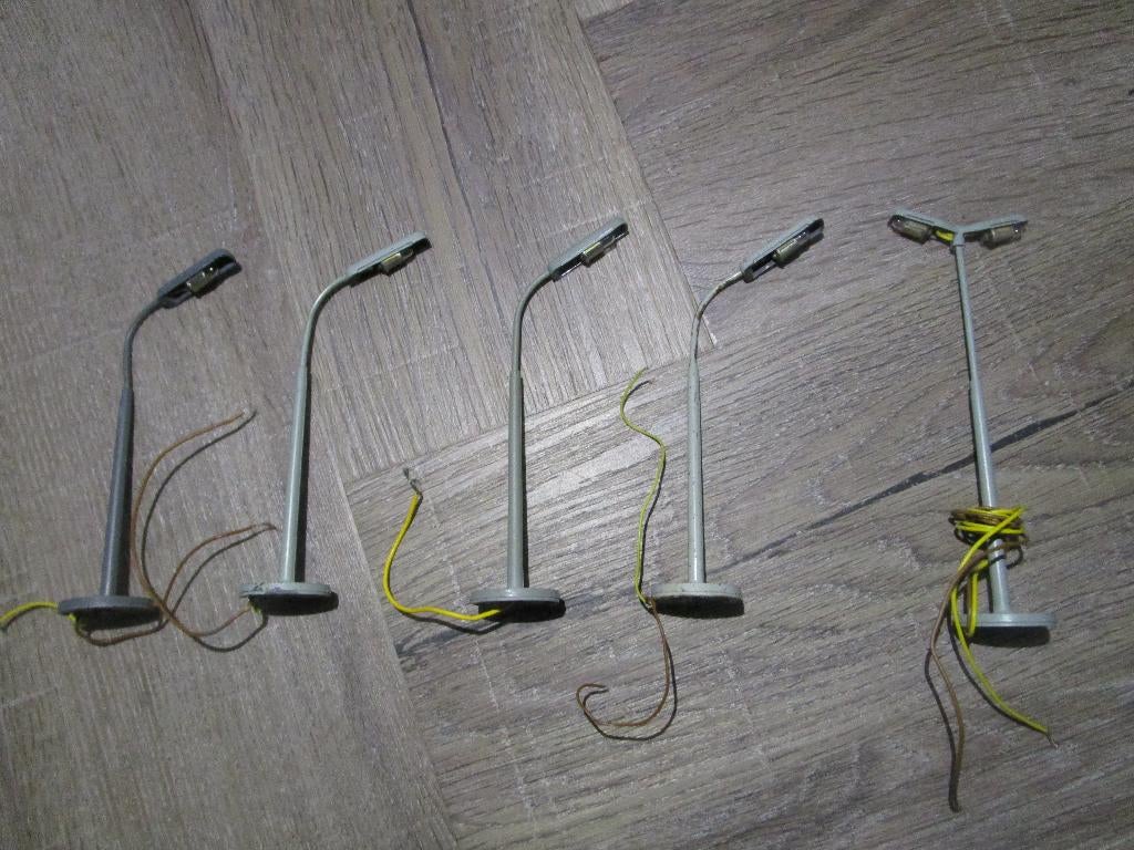 Marklin 7280 en 7282 straatlantaarns. 4X 7180 en 1x 7282, Wisselstroom, Gebruikt, Wagon, Ophalen of Verzenden
