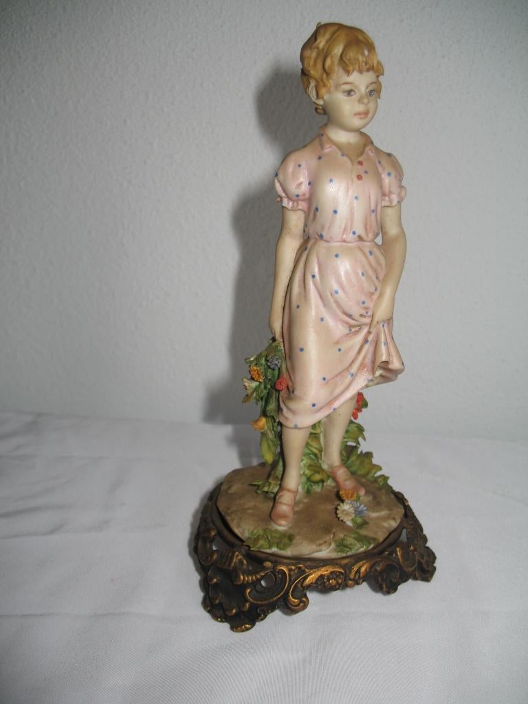 Porselein Capodimonte Meisje met Bloemen Vintage, Ophalen of Verzenden