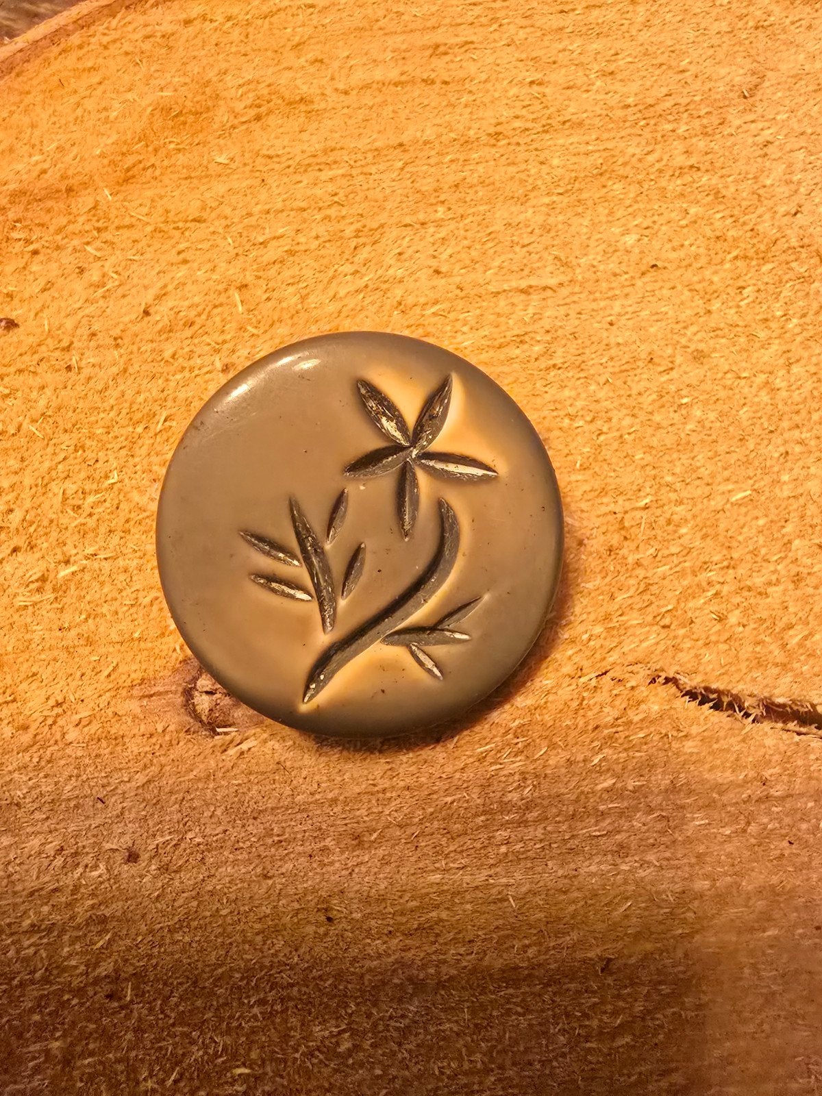 Prachtige Vintage Handgesneden Broche – Floraal Motief (Bake, Verzamelen, Ophalen of Verzenden, Gebruikt